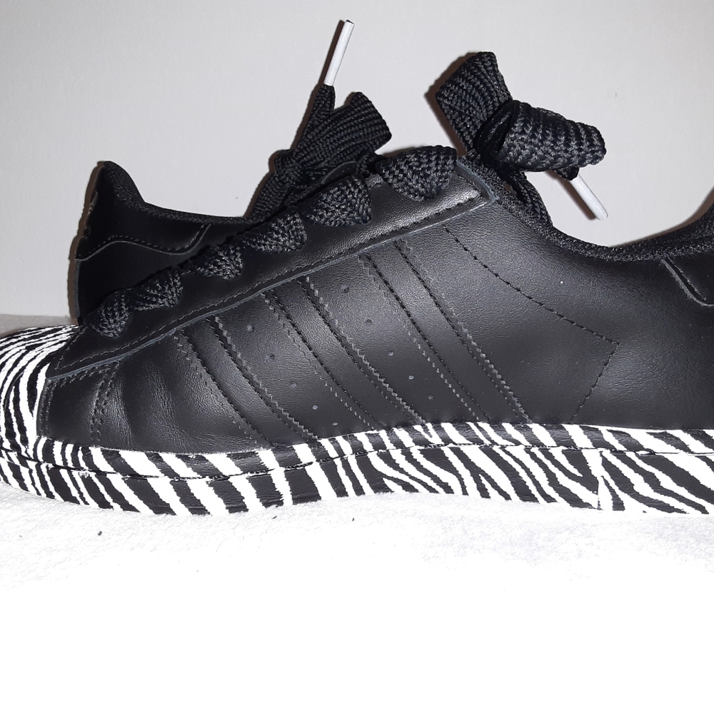 Adidas Superstar "Zebra" - size 7.5